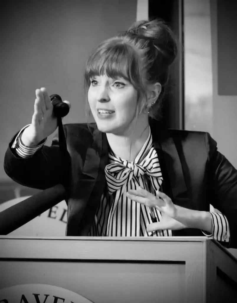 izzie balmer Auctioneer